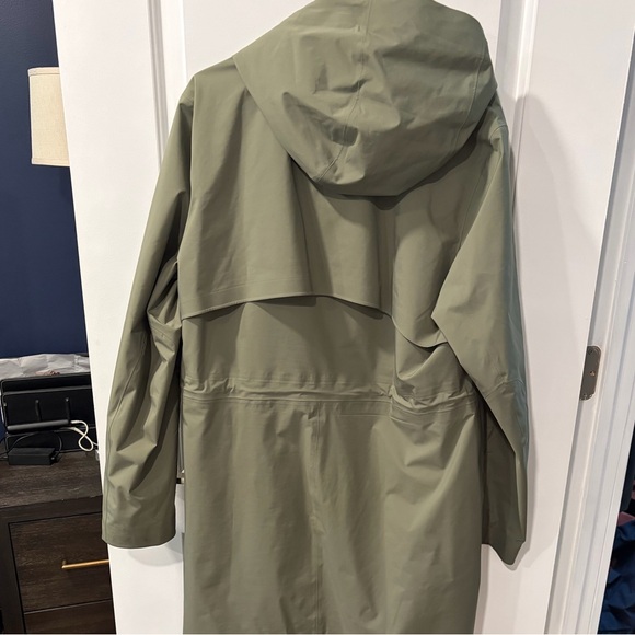 Lululemon Women’s Rain Rebel Jacket Size 12 - Picture 3 of 8